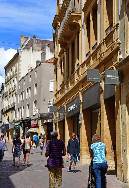 Metz, Francia - 25 de julio de 2016: pintoresca ciudad vieja en verano —  Fotos de Stock