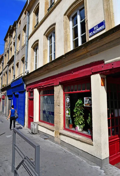 Metz, França - 25 de julho de 2016: pitoresca cidade velha no verão — Fotografia de Stock