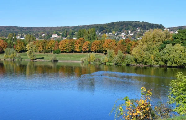 Verneuil sur Seine, France - october 22 2016 : Gallardon pond — Stock Photo, Image