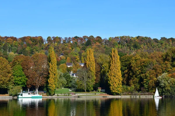 Meulan, France - october 31 2016 : picturesque city in autumn — Stock Photo, Image