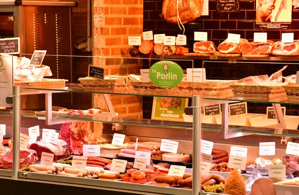 Rouen, Francia - 26 de noviembre de 2016: un puesto de carnicero de cerdo — Foto de Stock