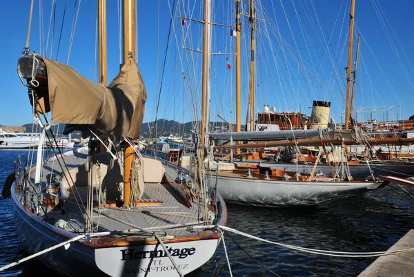 Saint Tropez; Francia - 18 de abril de 2016: pintoresca ciudad vieja en s — Foto de Stock