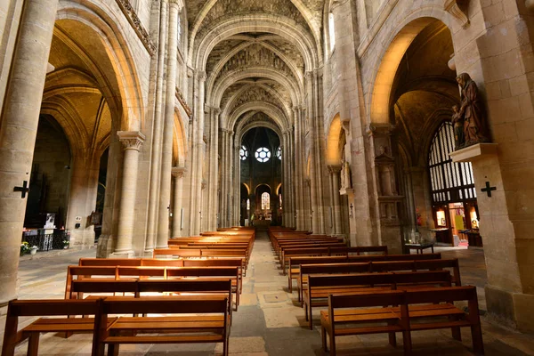 Poissy; Francia - 2 de mayo de 2016: iglesia colegiata gótica — Foto de Stock