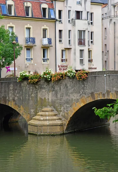 法国梅斯-2016 年 7 月 25 日︰ 风景如画的旧城，在夏天 — 图库照片