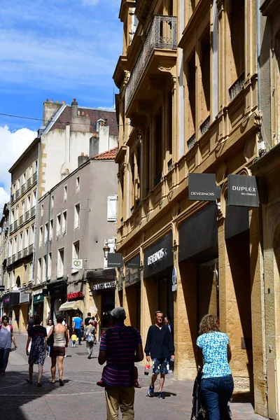 Metz, Francie - červenec 25 2016: malebné staré město v létě — Stock fotografie