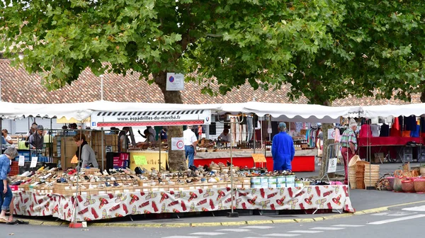 Ars en Re, Francia - 26 de septiembre de 2016: pintoresco pueblo en un —  Fotos de Stock