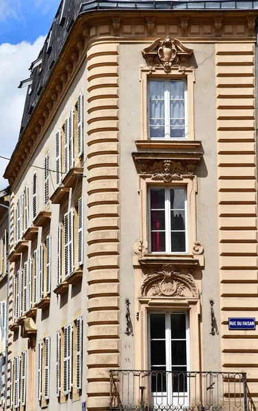 Metz, Francia - 25 de julio de 2016: pintoresca ciudad vieja en verano — Foto de Stock