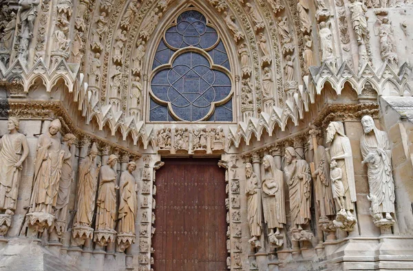 Reims, Franciaország - július 25 2016: Notre Dame-katedrális ahol a — Stock Fotó
