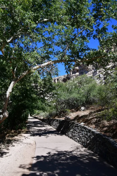 Arizona, Amerika Birleşik Devletleri - 7 Temmuz 2016: Montezuma castle Phoenix arasında bir — Stok fotoğraf