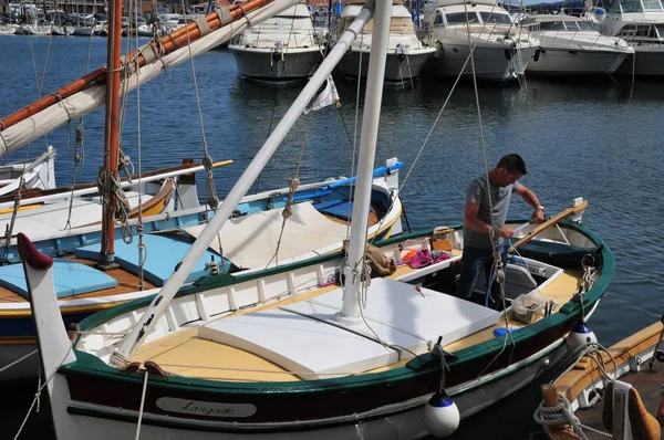 Bandol, Francia - 20 de abril de 2016: la pintoresca ciudad — Foto de Stock