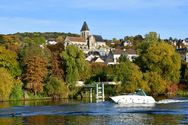 Triel sur Seine, France - October 31 2016: Seine riverside — стоковое фото