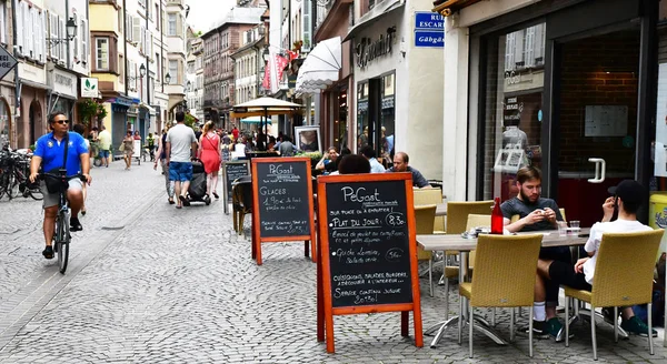 Strasbourg, Frankrijk - 22 juli-2016: het centrum van de pittoreske stad — Stockfoto