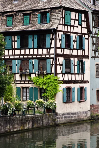 Strasbourg, Frankrijk - 22 juli-2016: het centrum van de pittoreske stad — Stockfoto