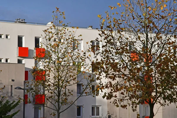 Les Mureaux, Francia - 19 de noviembre de 2016: renovar el bloque de apartamentos — Foto de Stock