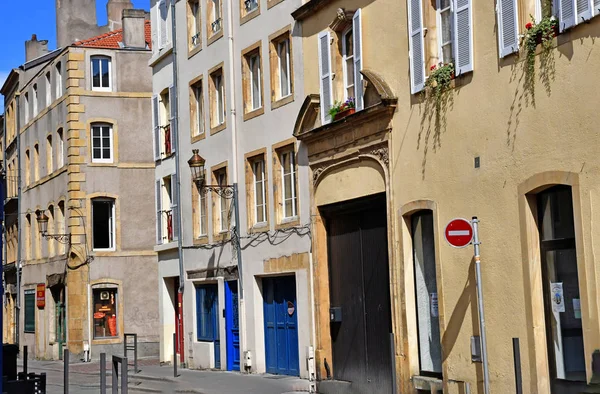 Metz, França - 25 de julho de 2016: pitoresca cidade velha no verão — Fotografia de Stock