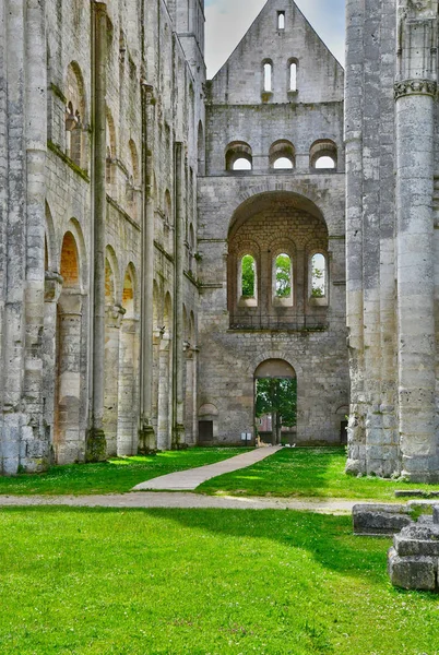 Jumieges, Francia - 22 de junio de 2016: Abadía de San Pedro — Foto de Stock