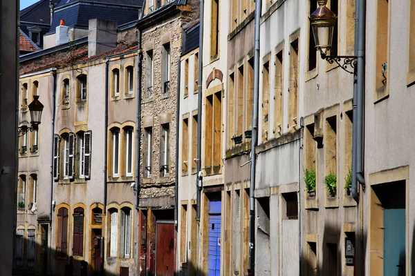 Metz, Frankrijk - 25 juli-2016: pittoreske oude stad in de zomer — Stockfoto