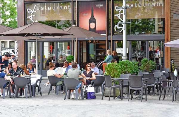 Reims, Francja - 25 lipca 2016: malownicze miasto w sezonie letnim — Zdjęcie stockowe