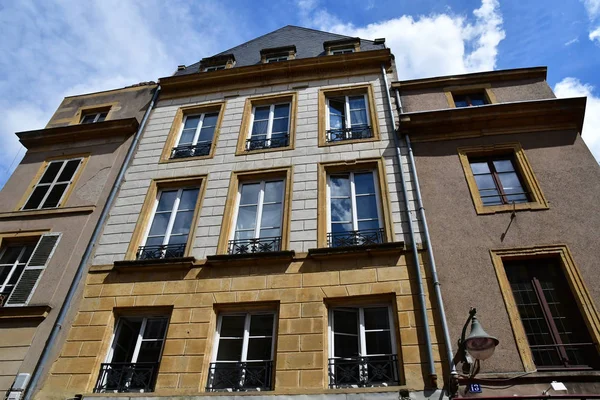 Metz, Frankrijk - 25 juli-2016: pittoreske oude stad in de zomer — Stockfoto