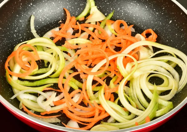 Menutup sayuran dalam wajan penggorengan — Stok Foto