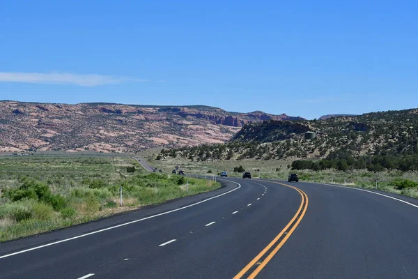 Arizona, Amerika Birleşik Devletleri - 8 Temmuz 2016: Monument Valley ve Fl arasındaki yol — Stok fotoğraf