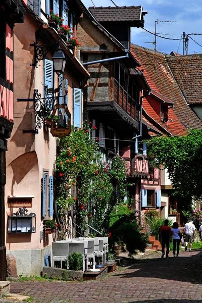 Eguisheim, Francja - 23 lipca 2016: historyczne wsi w lecie — Zdjęcie stockowe