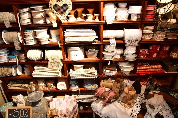 Eguisheim, France - july 23 2016 : hand crafted shop — Stock Photo, Image