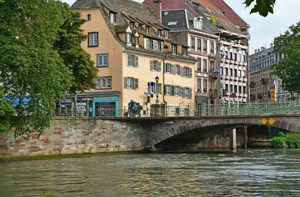 Strasbourg, Frankrijk - 24 juli-2016: centrum van de pittoreske stad in s — Stockfoto