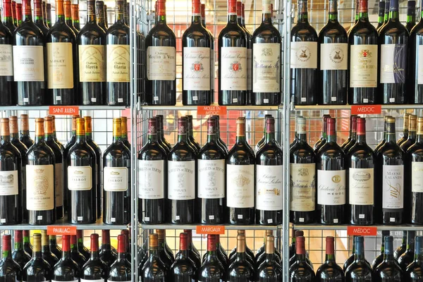 Saint Emilion, França - 11 de julho de 2011: loja de vinhos — Fotografia de Stock