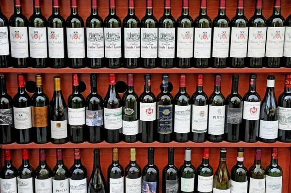 Saint Emilion, Francia - 11 de julio de 2011: tienda de vinos — Foto de Stock