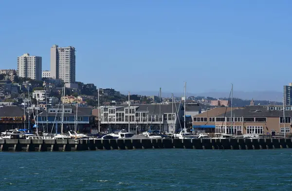 San Francisco; Estados Unidos - 13 de julio de 2016: ciudad vista desde el mar — Foto de Stock