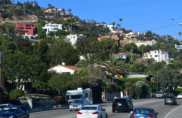 Malibu, Kaliforniya, ABD - 15 Temmuz 2016: Malibu arasındaki yol ve — Stok fotoğraf