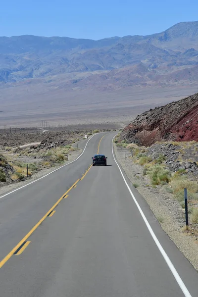 EUA - 11 de julho de 2016: Parque Nacional do Vale da Morte, a estrada para Ba — Fotografia de Stock