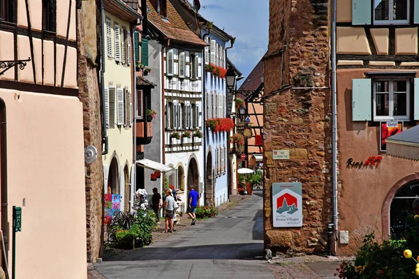 Eguisheim, Frankreich - 23. Juli 2016: historisches Dorf im Sommer — Stockfoto