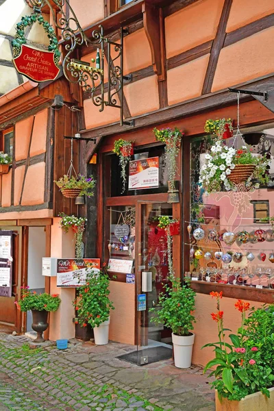 Eguisheim, Frankrijk - 23 juli-2016: historische dorp in de zomer — Stockfoto