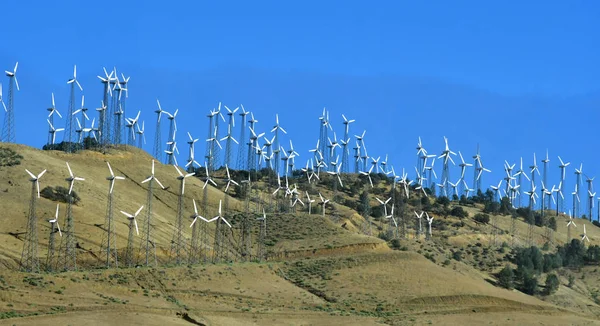 USA - 11. Juli 2016: Windkraftanlagen in der Nähe von San Francisco — Stockfoto