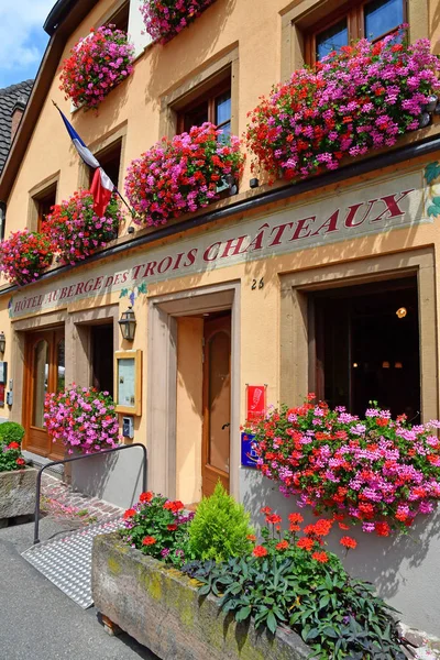 Eguisheim, Франція - 2016 23 липня: старовинне село влітку — стокове фото