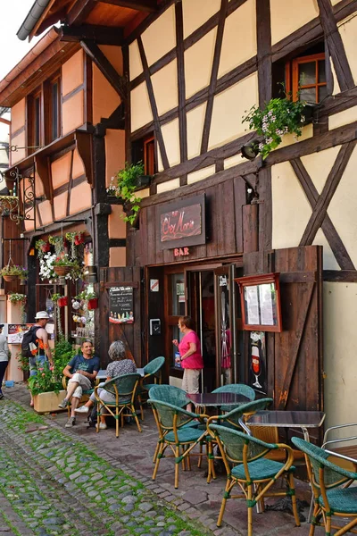 Eguisheim, Francia - 23 de julio de 2016: pueblo histórico en verano —  Fotos de Stock