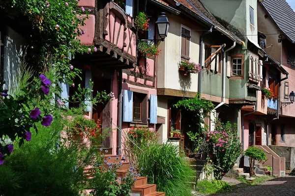 Eguisheim, França - 23 de julho de 2016: aldeia histórica no verão — Fotografia de Stock