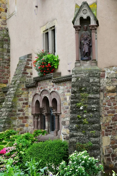 Eguisheim, Francie - Červenec 23 2016: historická vesnice v létě — Stock fotografie
