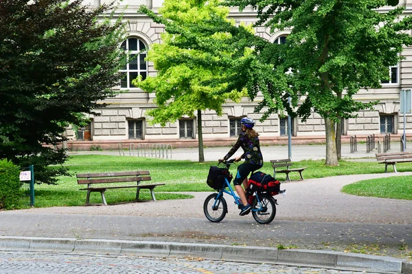 Straßburg, Frankreich - 24. Juli 2016: Radfahrer in der Innenstadt — Stockfoto