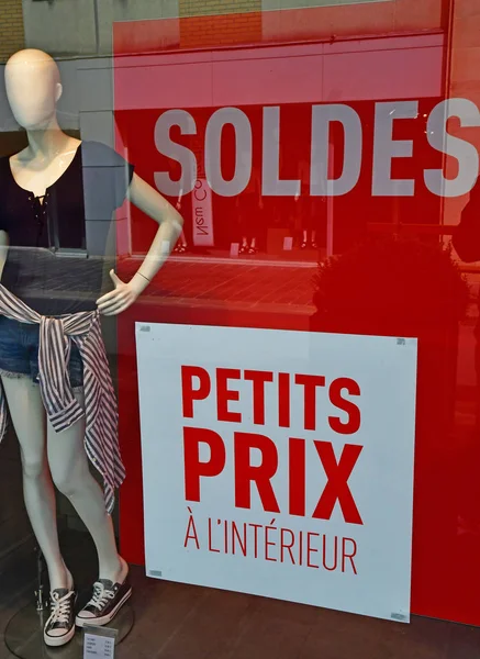 ЕПЕРНЕ, Франція - 2016 26 липня: магазин — стокове фото