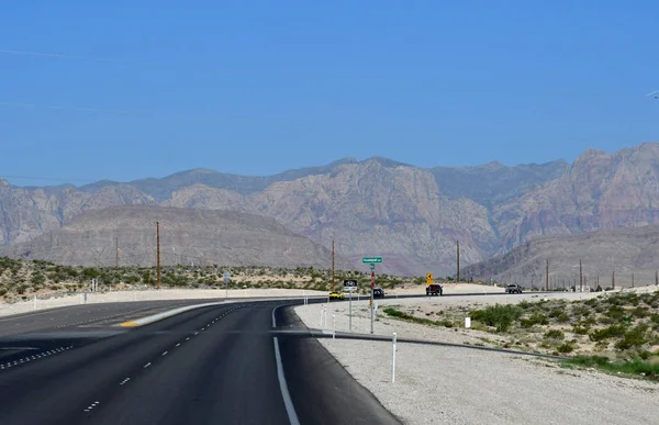 Лас Вегас, США - 11 июля 2016 года: дорога в пустыне — стоковое фото