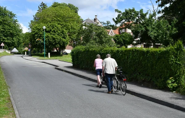 Jumieges, Francie - 22 června 2016: cyklista na malou silnici — Stock fotografie