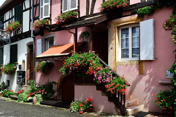 Eguisheim, França - 23 de julho de 2016: aldeia histórica no verão — Fotografia de Stock