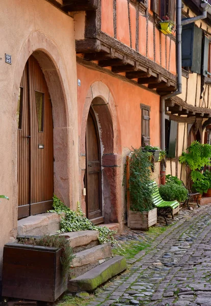 Eguisheim，法国-2016 年 7 月 23 日︰ 在夏天历史村庄 — 图库照片