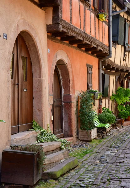 Eguisheim, Francia - 23 luglio 2016: villaggio storico in estate — Foto Stock