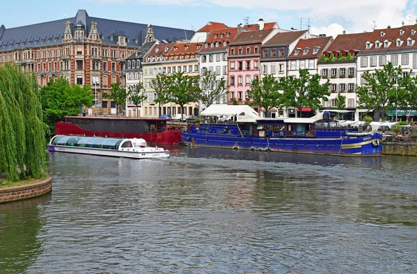 Strasburg, Francja - 24 lipca 2016: centrum malowniczego miasta w s — Zdjęcie stockowe