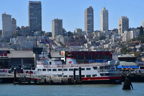 San Francisco; Estados Unidos - 13 de julio de 2016: ciudad vista desde el mar —  Fotos de Stock