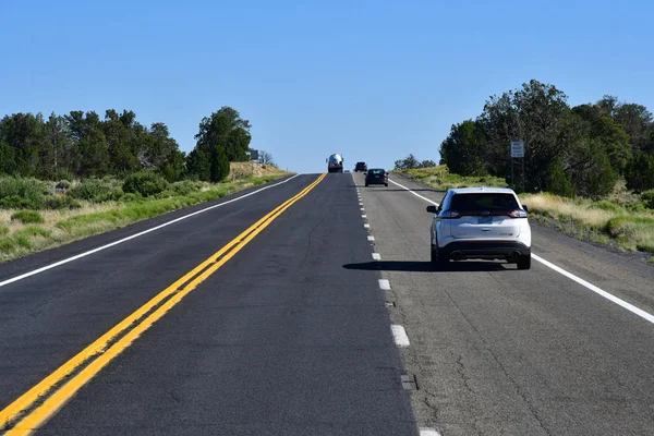 Arizona, Amerika Birleşik Devletleri - 7 Temmuz 2016: Büyük Kanyon ve bayrakları arasındaki yol — Stok fotoğraf